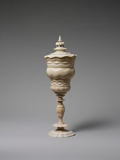 Standing cup with cover