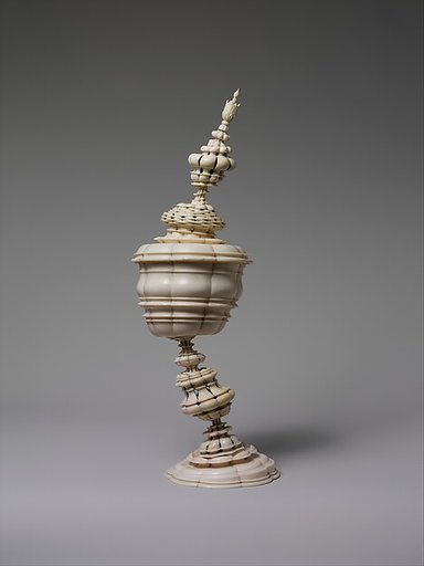 Standing cup with cover