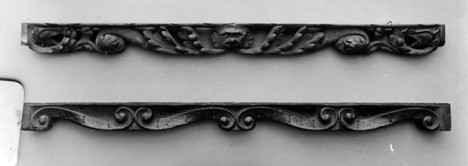 Cross-bar of armoire
