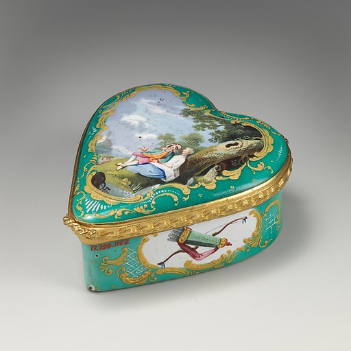Heart-shaped snuffbox