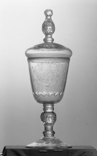 Standing cup with cover