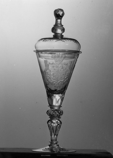 Standing cup with cover
