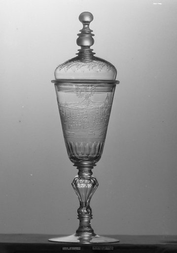 Standing cup with cover