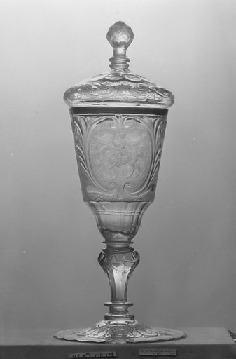 Standing cup with cover