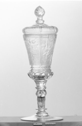 Standing cup with cover