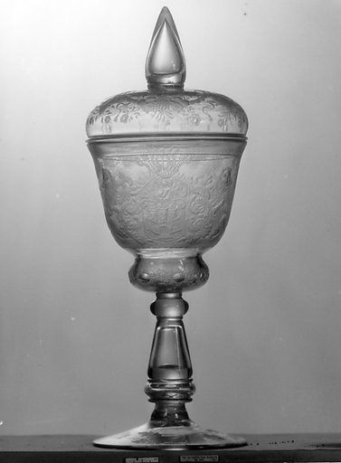 Standing cup with cover