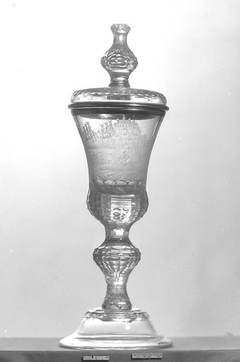 Standing cup with cover