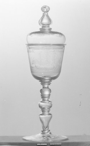 Standing cup with cover