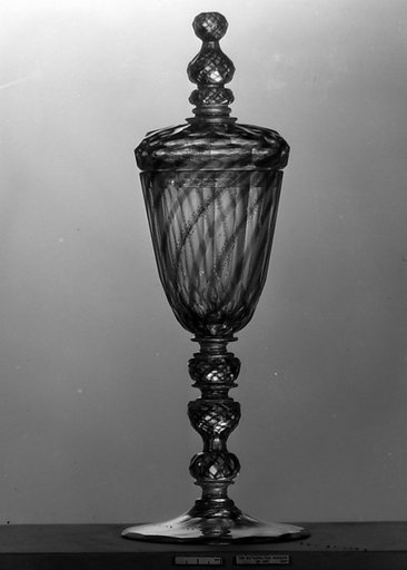 Standing cup with cover