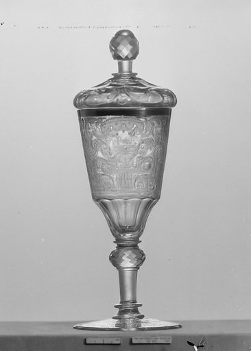Standing cup with cover