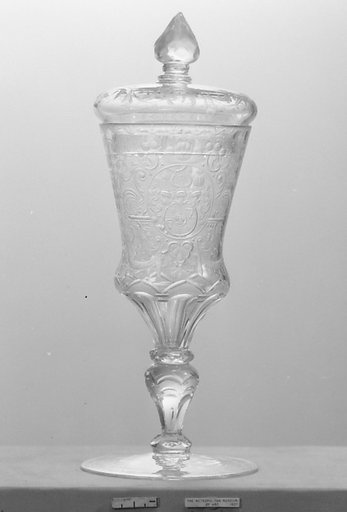 Standing cup with cover