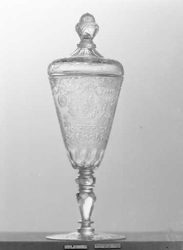Standing cup with cover