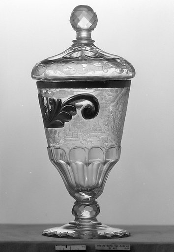 Standing cup with cover