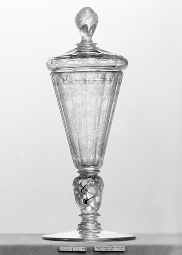 Standing cup with cover