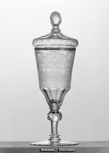 Standing cup with cover