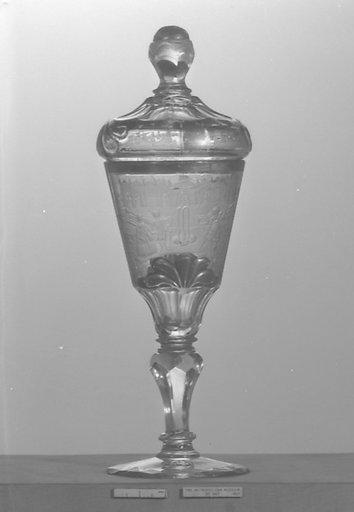 Standing cup with cover