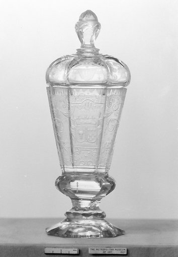 Standing cup with cover