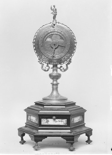 Clock with base