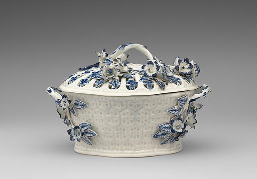 Dessert basket with cover