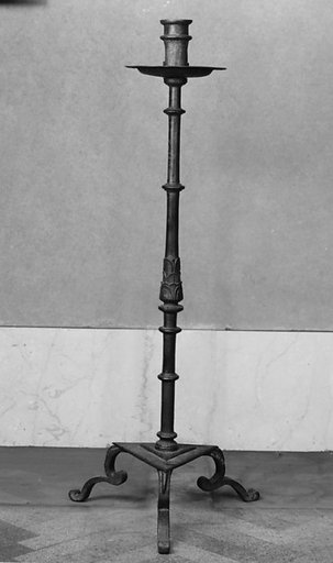 Standing candlestick