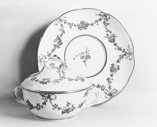 Bowl with cover (écuelle) and tray