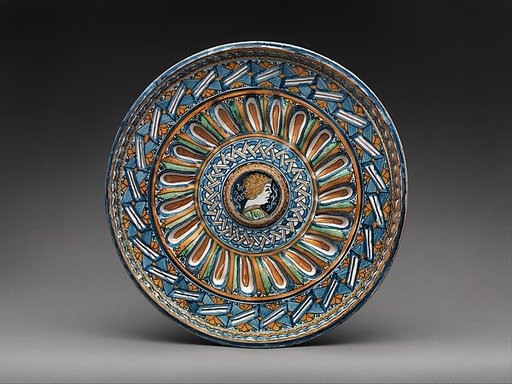 Basin with classicizing head