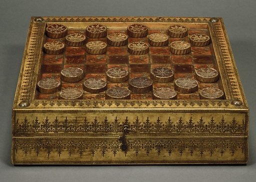 Draughtsmen (30) and box-board for checkers, backgammon and nine-men's morris
