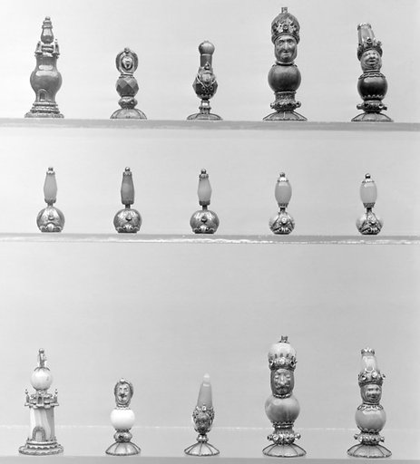 Chessmen (32) in box