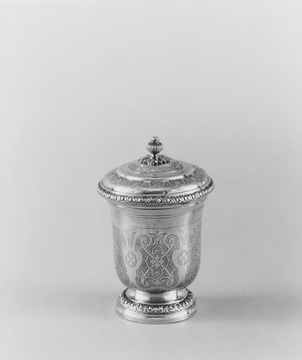 Pomade jar with cover (from toilet service)