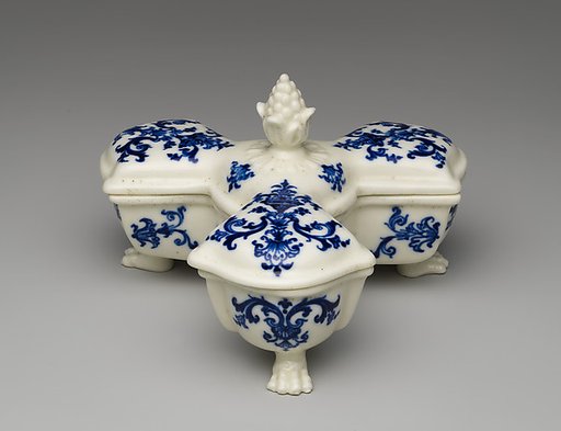 Spice box with cover (Poivrière)