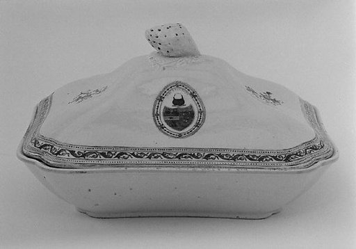Vegetable dish with cover (part of a service)