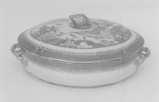 Vegetable dish with cover