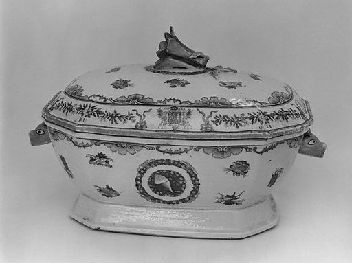 Tureen with cover (part of a service)