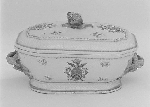 Tureen with cover (part of a service)