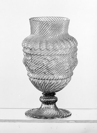 Goblet vase