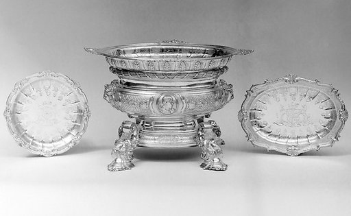 Centerpiece with cover and eight accessory dishes
