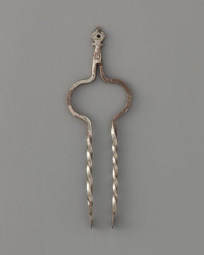 Miniature tongs (part of a set)