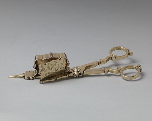 Snuffers (part of a toilet service)