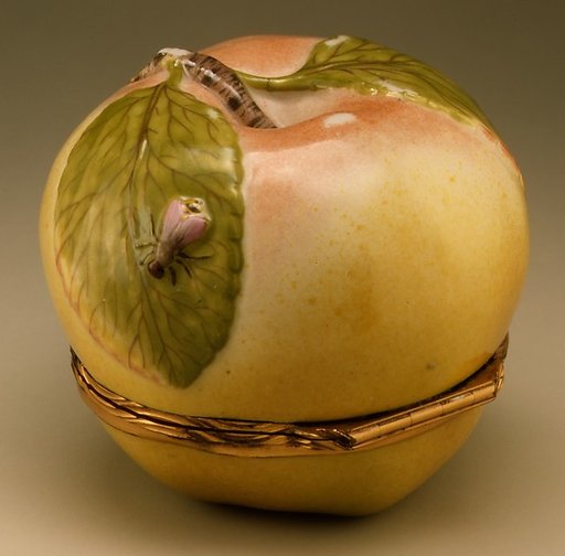 Snuffbox in the form of an apple