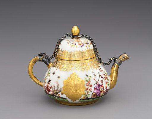 Small milk pot with cover