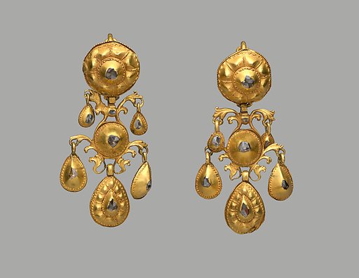 Pair of earrings