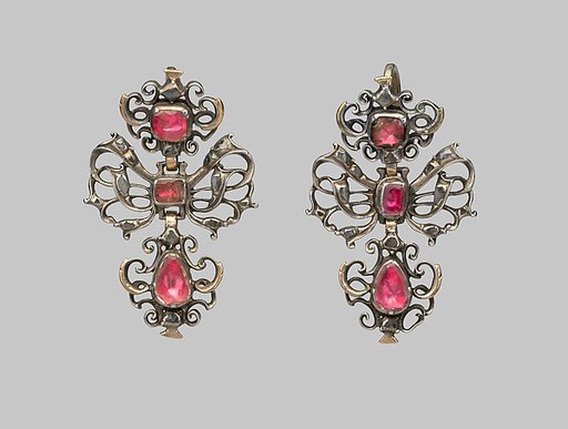 Pair of earrings