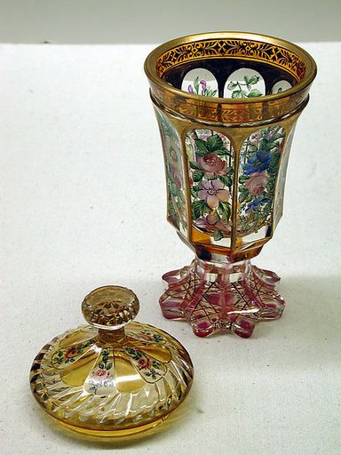 Standing cup with cover