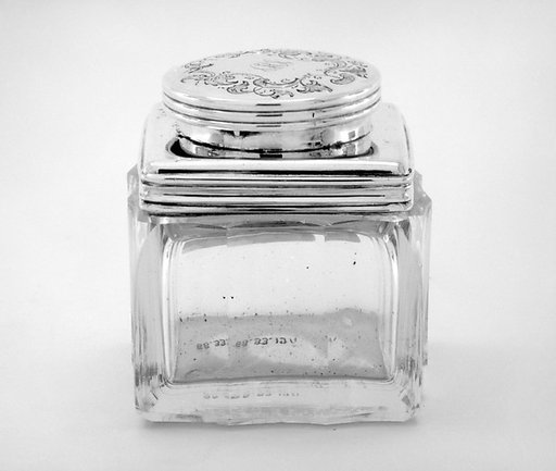 Pounce shaker with cover (part of a set)