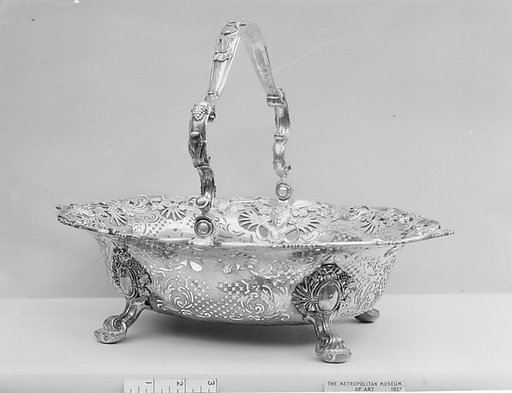 Cake basket