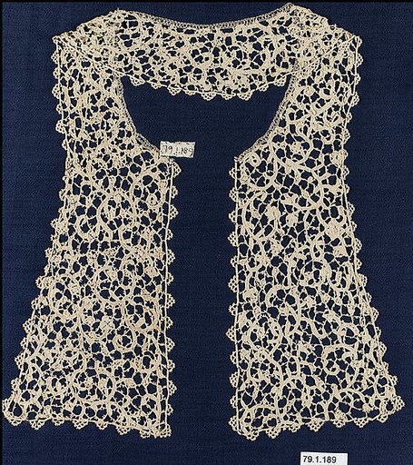 Collar with square tabs