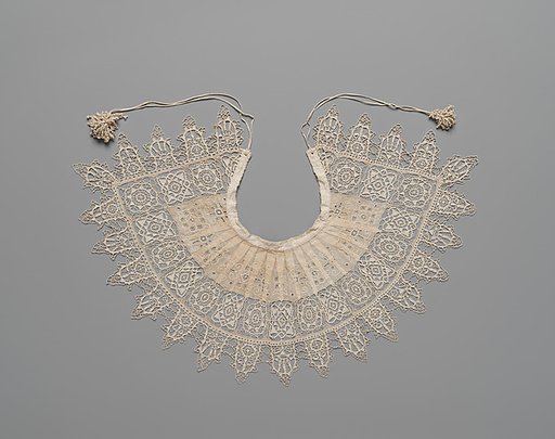Standing band (collar) with tassels