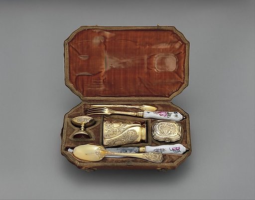 Traveling set in leather case