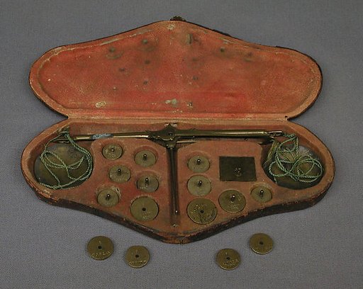Balance and weights with case