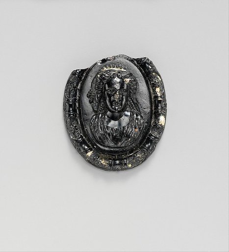Glass medallion with the bust of a woman or goddess